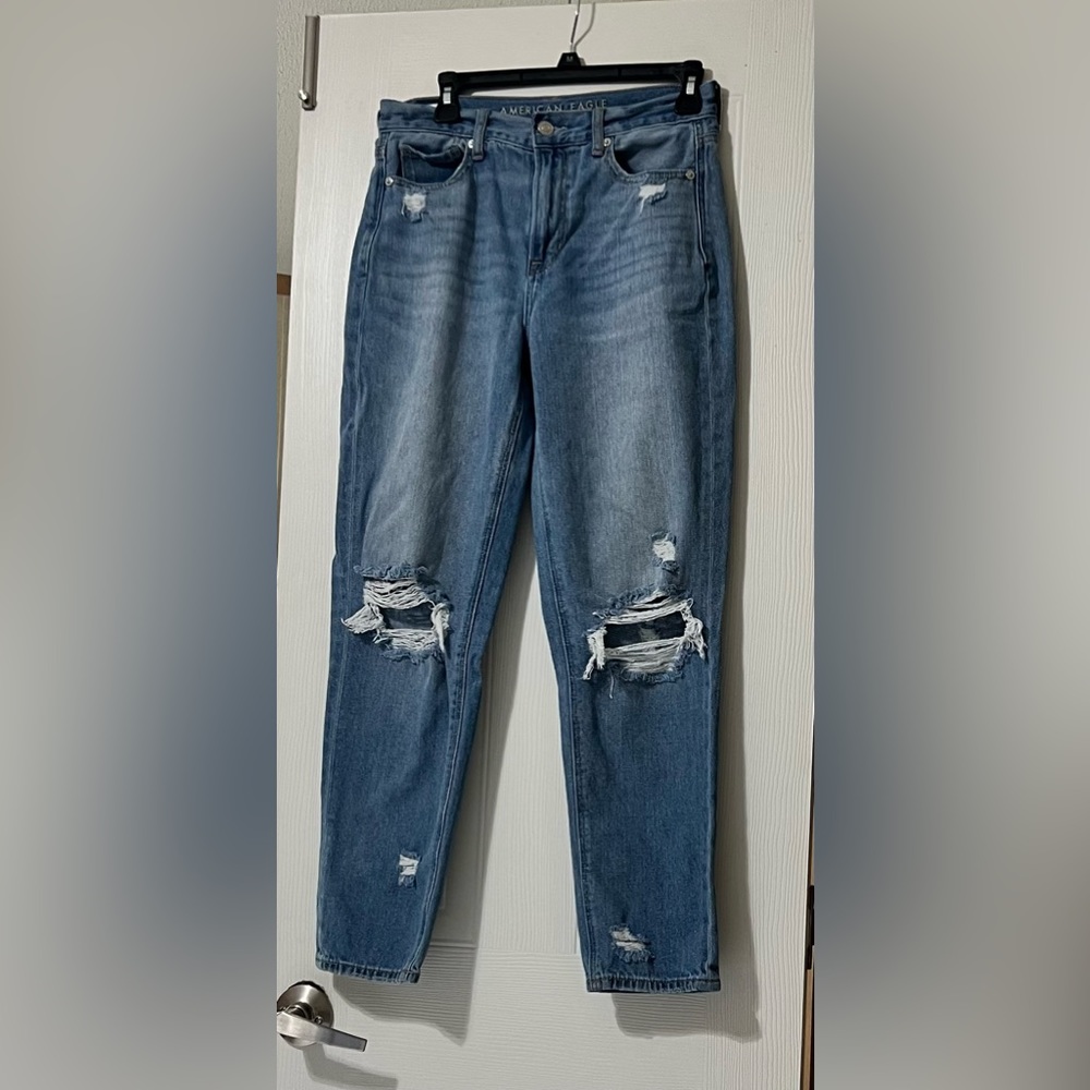 Women’s American Eagle distressed mom jean size 4